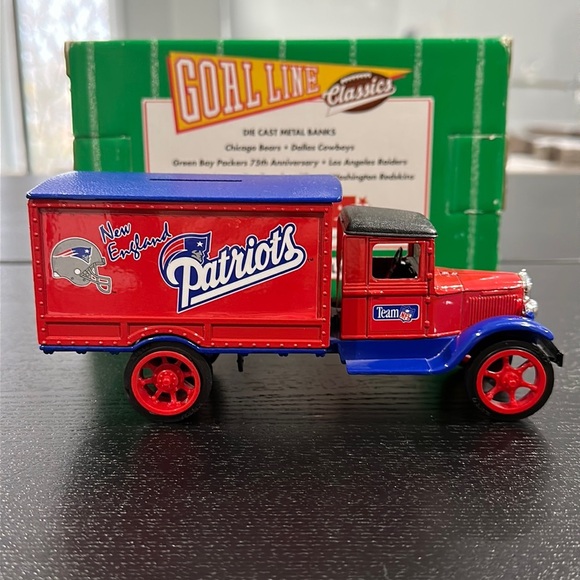 New England Patriots Vintage Goal Line Die Cast Metal Car Coin Bank - Picture 1 of 9